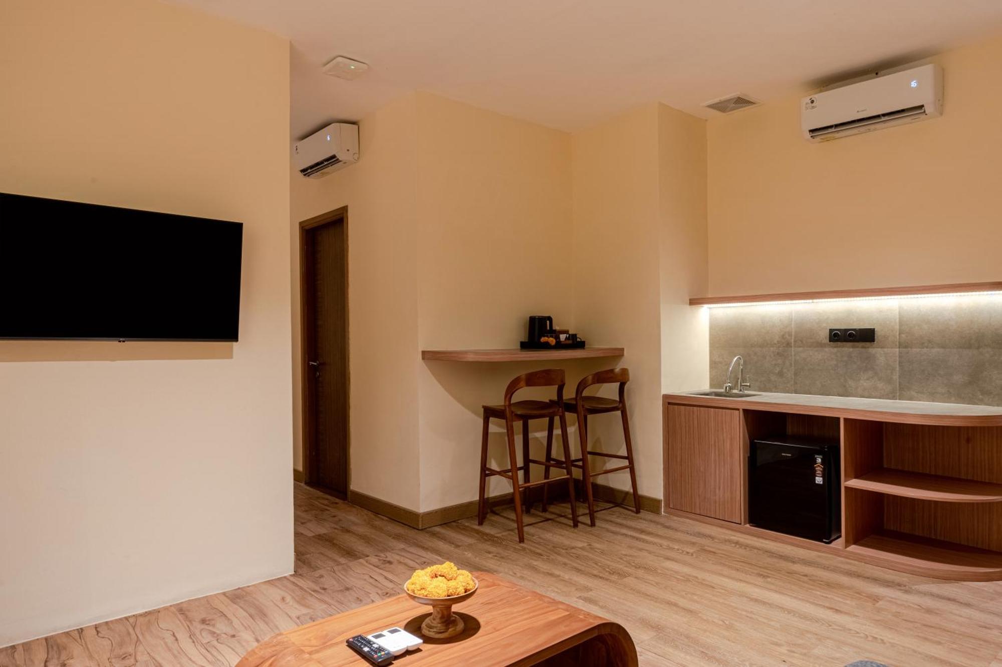 The Rivavi Legian Hotel Exterior photo